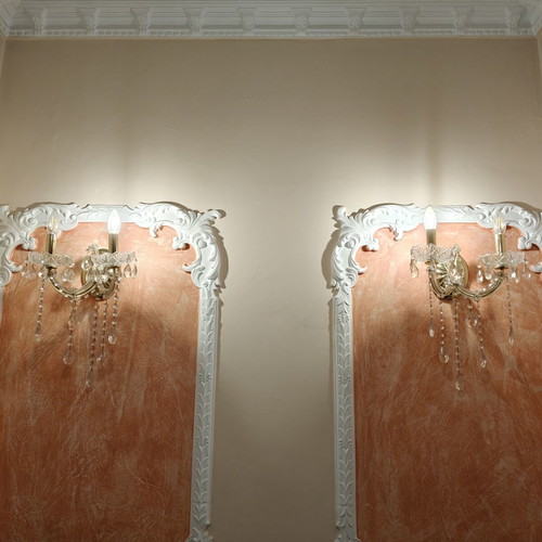 Small chandelier and two wall lamps like new
