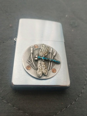 Zippo Made in USA 2004 μεταχειρισμένο με σπάνιο ανάγλυφο σχέδιο