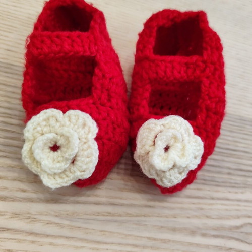 Handmade knitted baby shoes with flower, red