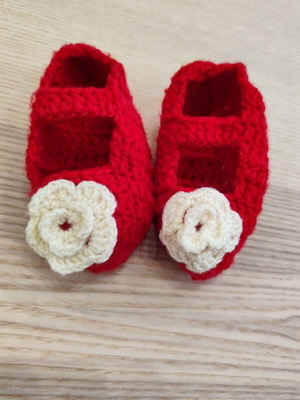 Handmade knitted baby shoes with flower, red