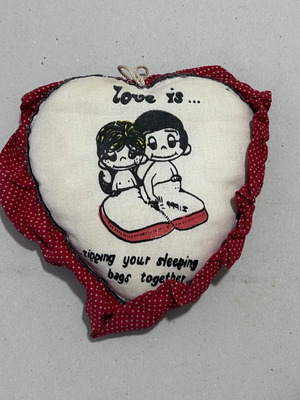 Vintage Love is... υφασμάτινο κρεμαστό μαξιλαράκι σε σχήμα καρδιάς από τη δεκαετία του 1980