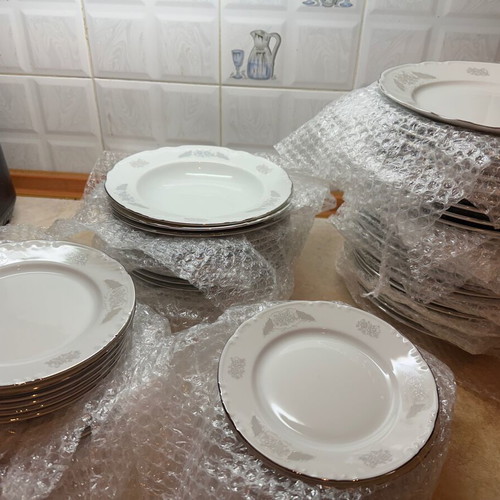 Karlovarský Porcelán Thun 1974 porcelain dinnerware set, complete 74 pieces