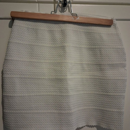 Mini skirt H&M white small like new, embossed design