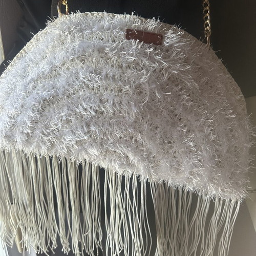 Handmade white knitted shoulder bag with fringes and gold chain