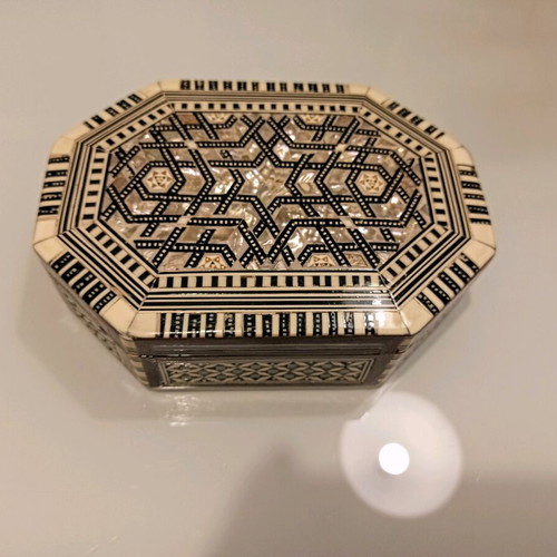 Handmade wooden oriental box like new with mother of pearl 18.5x13.5 cm