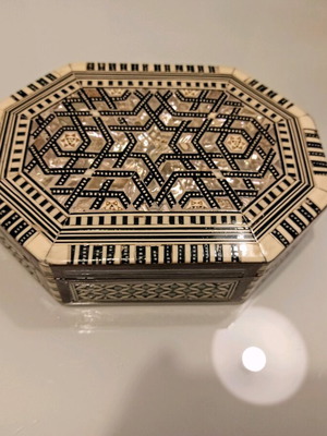 Handmade wooden oriental box like new with mother of pearl 18.5x13.5 cm