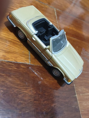 Bburago Mercedes-Benz 450 SL 1:32 model car like new