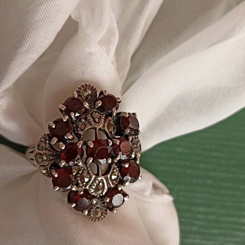 Silver 925 ring with 11 garnets and marcasites like new