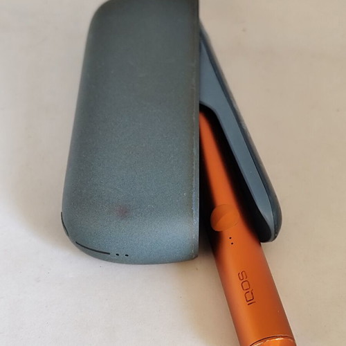 IQOS Iluma tobacco heating device like new, Moss Green and Terracotta