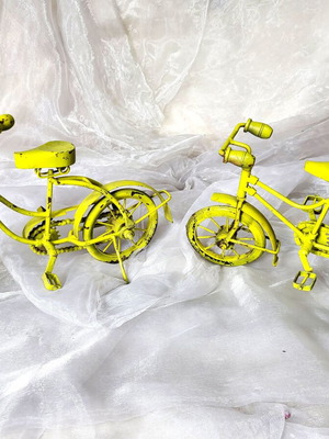 Set of 2 vintage decorative metal bicycles like new, yellow