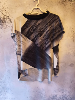 Zara women's blouse asymmetrical with abstract print medium size like new