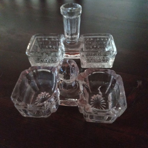 Salt and pepper set of 2 pieces like new