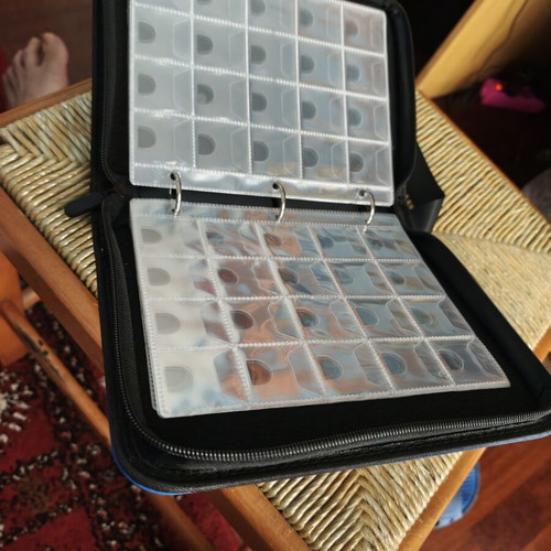 Coin album with 200 slots, zipper closure, strap