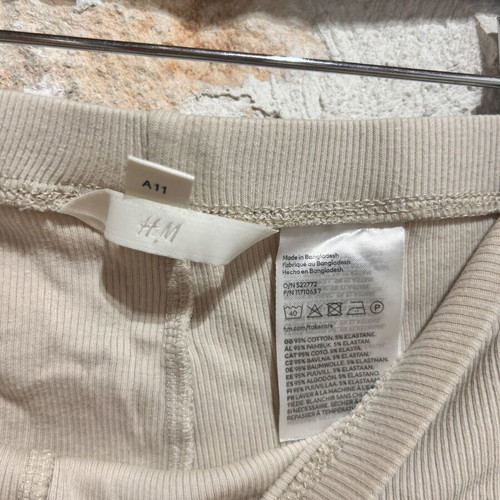 H&M Beige Ribbed Seamless Shaping Shorts Size M like new
