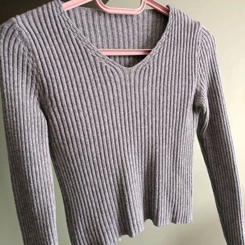 Ribbed crop top grey with V neckline and long sleeves like new