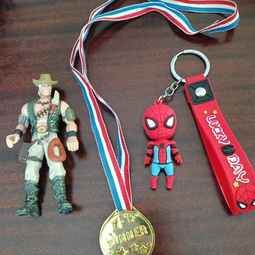 Spider-man keyring, Wildboar minifigure and medal like new