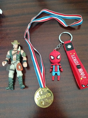 Spider-man keyring, Wildboar minifigure and medal like new