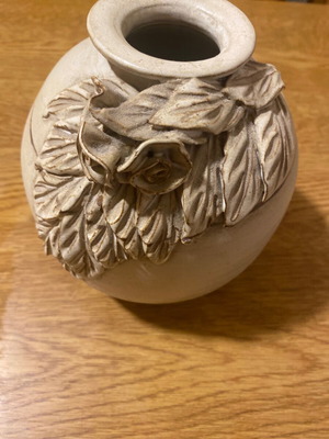 Clay vase with design
