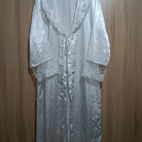 Women's satin nightwear set like new, size M, white with lace