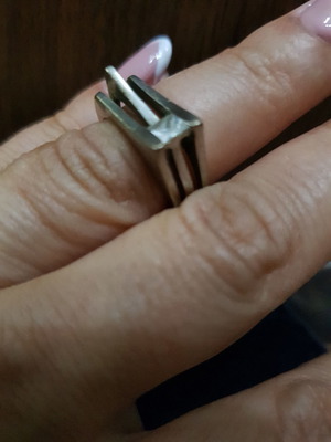 Silver ring with zircon used