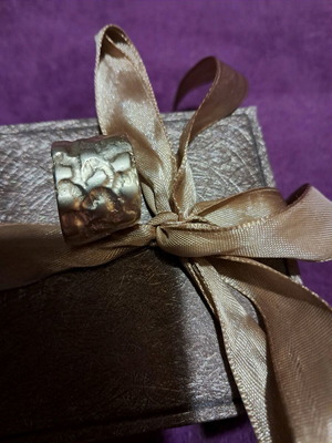 Hammered vintage ring like new, gold-colored