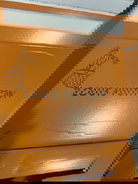 LOUIS VUITTON  box  25x18cm