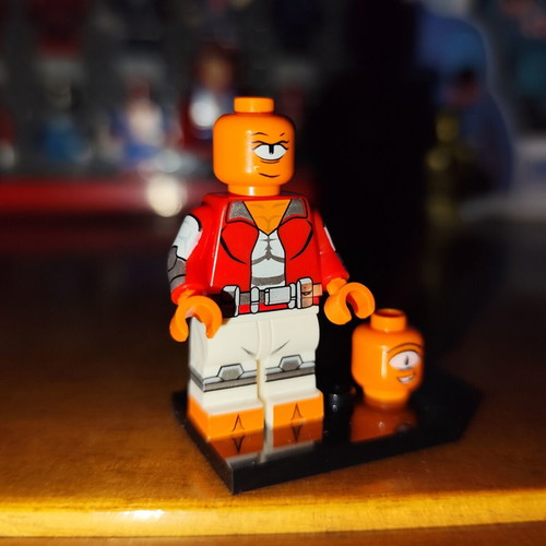 Allen the Alien Red-White Suit minifigure like new with accessories