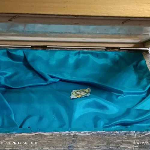 Στεφανοθήκη ξύλινη μεταχειρισμένη με σατέν εσωτερικό και γυάλινο καπάκι