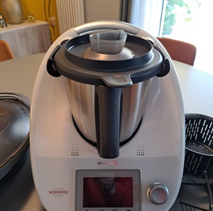 Μεταχειρισμενο ThermomixTM5 σε αριστη κατασταση μαζι με 2 μαγνητικα chips συνταγων για το μοντελο