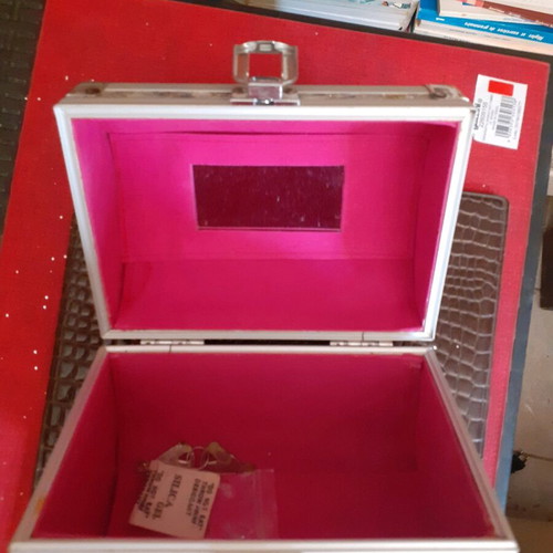 Jewelry box new pink and silver with lock for jewelry
