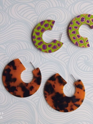Earrings like new, pack of 2 pairs multicolored, wood and resin