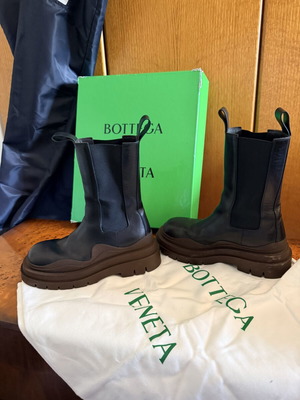 Bottega Veneta Lug Chelsea Boots black leather size 39