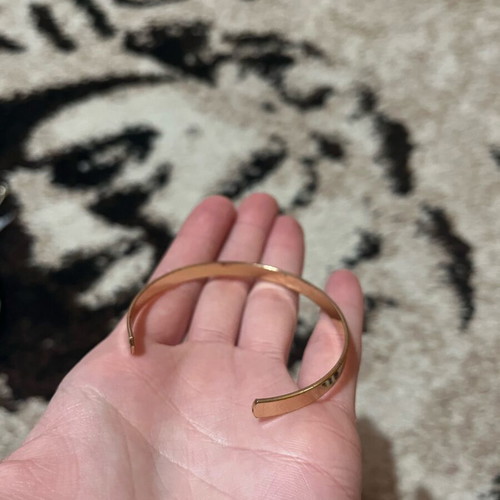 Bracelet like new gold color in excellent condition