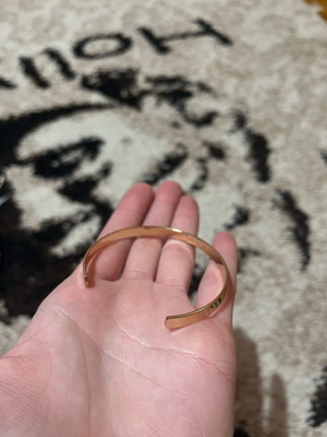 Bracelet like new gold color in excellent condition