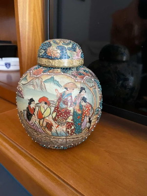 Vintage decorative vase ginger jar style Japanese Kutani like new