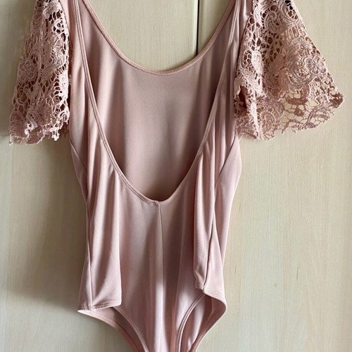 Madame Shou Shou bodysuit new, dusty pink with lace sleeves