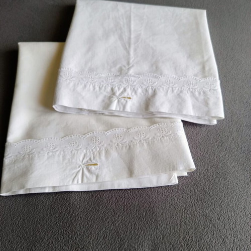 Set of 2 vintage white cotton pillowcases with lace like new