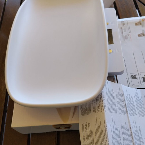 Electronic scale with removable concave tray and LCD display, new