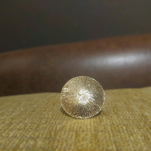 Gold ring new, impressive circle design