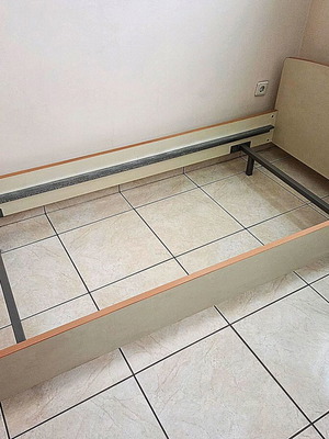 Κρεβάτι DROMEAS σαν καινούργιο με διαστάσεις 200x100 εκ. και στρώμα