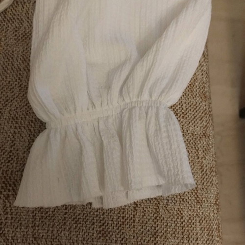 Zara blouse with ruffles and long sleeves, size L, like new