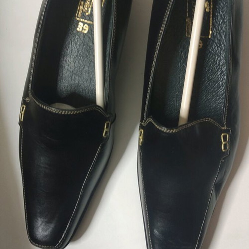 Black low leather pumps size 39 new, with anti-slip miter
