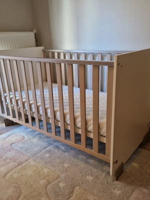 Cot and mattress like new, dimensions 145x78x87 cm