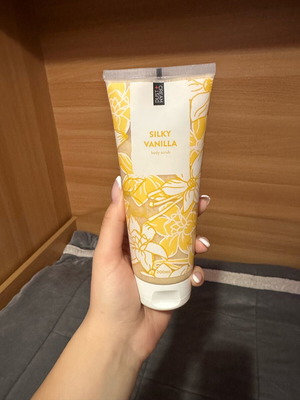 Vanilla body scrub 200 ml unused