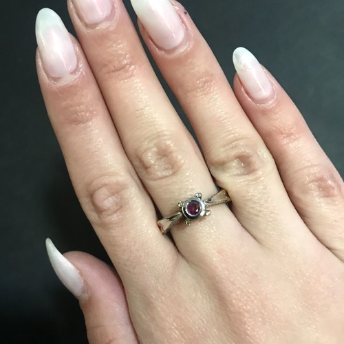 18k ring with ruby and brilliant diamonds new
