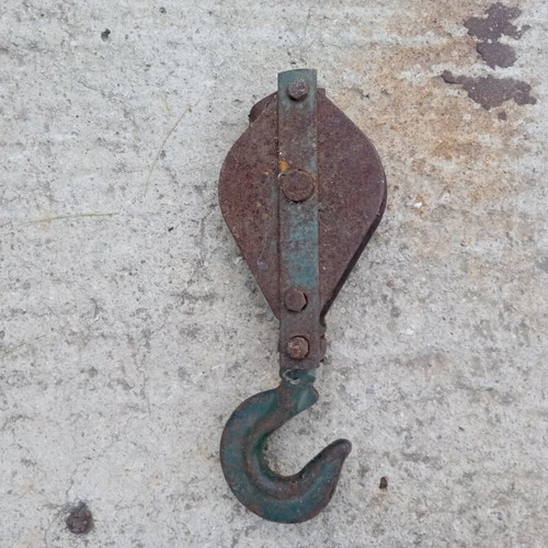 Vintage pulley block with hook, 4 inch