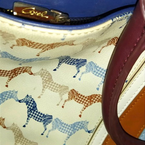 Axel hand bag used with multiple compartments synthetic leather
