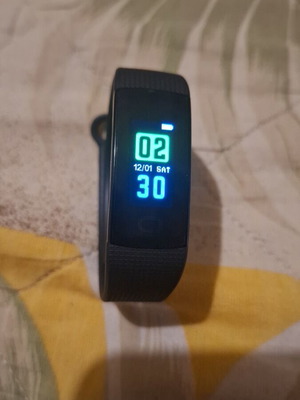 Y5 Smart Bracelet like new, black activity tracker with heart rate and oxygen measurement