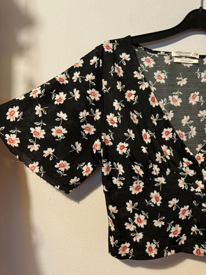 Black floral top σαν καινούργιο με κουμπιά