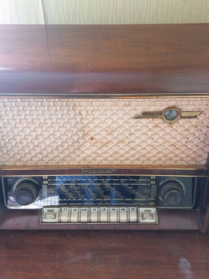 Retro radio Loewe Opta Meteor 558P used for repair